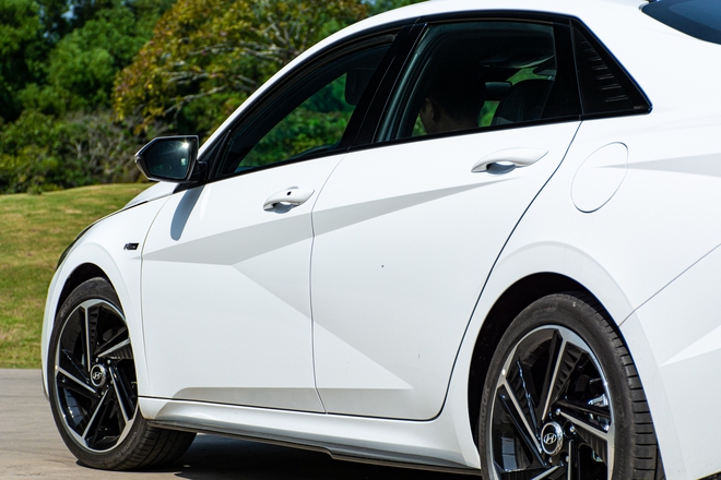 Đ&aacute;nh gi&aacute; Hyundai Elantra N Line: Xe thể thao gi&aacute; 799 triệu, mạnh v&agrave; cảm x&uacute;c hơn Civic RS, c&ograve;n điểm yếu c&ocirc;ng nghệ - Ảnh 11.