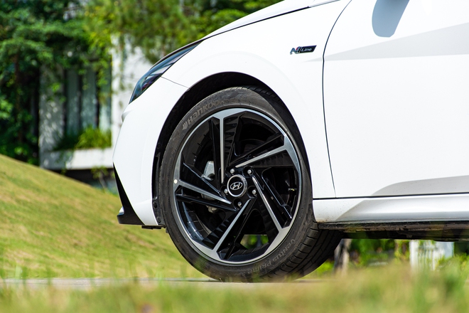 Đ&aacute;nh gi&aacute; Hyundai Elantra N Line: Xe thể thao gi&aacute; 799 triệu, mạnh v&agrave; cảm x&uacute;c hơn Civic RS, c&ograve;n điểm yếu c&ocirc;ng nghệ - Ảnh 9.