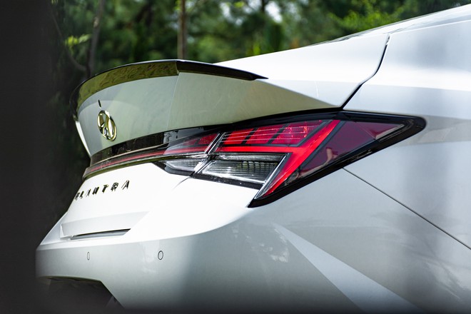 Đ&aacute;nh gi&aacute; Hyundai Elantra N Line: Xe thể thao gi&aacute; 799 triệu, mạnh v&agrave; cảm x&uacute;c hơn Civic RS, c&ograve;n điểm yếu c&ocirc;ng nghệ - Ảnh 8.