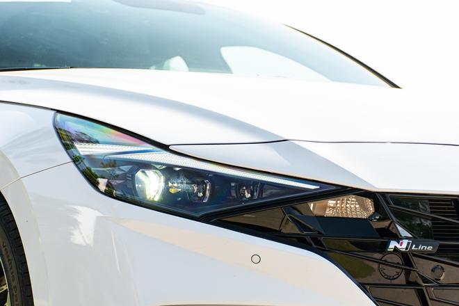 Đ&aacute;nh gi&aacute; Hyundai Elantra N Line: Xe thể thao gi&aacute; 799 triệu, mạnh v&agrave; cảm x&uacute;c hơn Civic RS, c&ograve;n điểm yếu c&ocirc;ng nghệ - Ảnh 7.