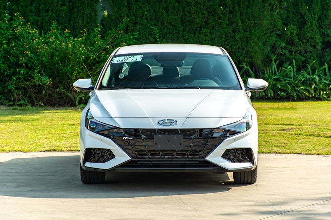 Đ&aacute;nh gi&aacute; Hyundai Elantra N Line: Xe thể thao gi&aacute; 799 triệu, mạnh v&agrave; cảm x&uacute;c hơn Civic RS, c&ograve;n điểm yếu c&ocirc;ng nghệ - Ảnh 5.