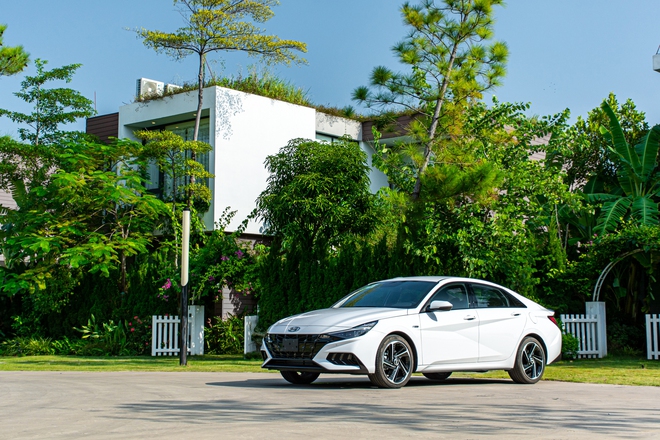 Đánh giá Hyundai Elantra N Line: Xe thể thao giá 799 triệu, mạnh và cảm xúc hơn Civic RS, còn điểm yếu công nghệ - Ảnh 2.