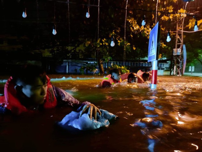 Cận cảnh ngập kinh hoàng ở Đà Nẵng, nhiều người phải lên mạng nhờ giúp - Ảnh 5.
