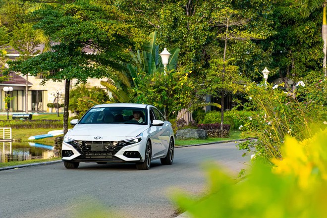 Ra mắt Hyundai Elantra 2023 tại VN: Giá từ 599 triệu đồng, ngoại hình phá cách, bản Turbo mạnh hơn Civic - Ảnh 3.