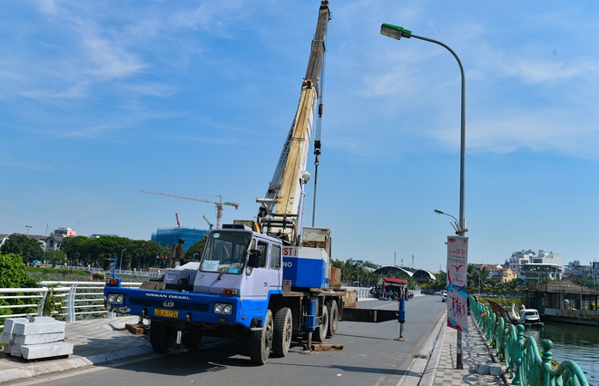 Ảnh: Lực lượng liên ngành phá dỡ du thuyền, nhà nổi bỏ hoang nhiều năm trên hồ Tây - Ảnh 5.