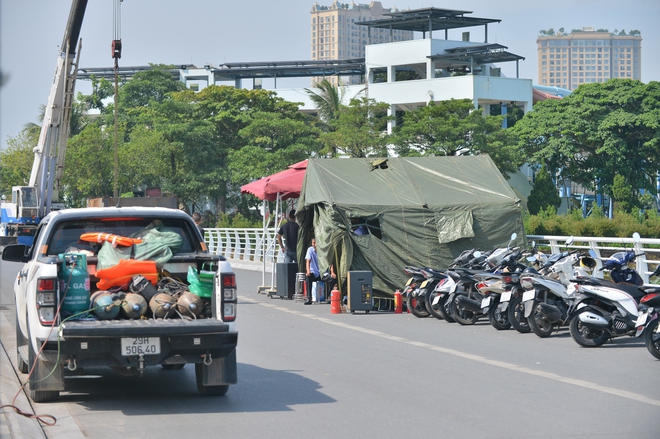 Ảnh: Lực lượng liên ngành phá dỡ du thuyền, nhà nổi bỏ hoang nhiều năm trên hồ Tây - Ảnh 2.