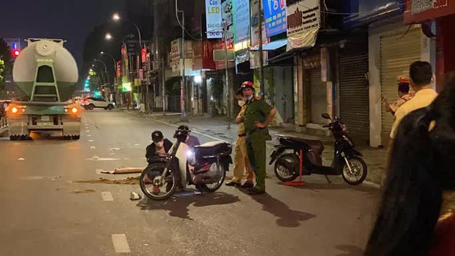 Hai xe m&aacute;y va quẹt ng&atilde; xuống đường, nam sinh vi&ecirc;n bị xe bồn c&aacute;n tử vong - Ảnh 2.