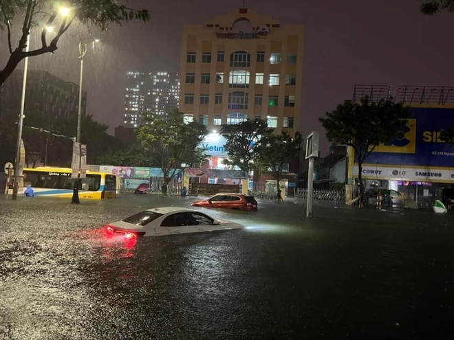 Hàng loạt tỉnh, thành phố miền Trung cho học sinh nghỉ vì mưa lũ - Ảnh 1.