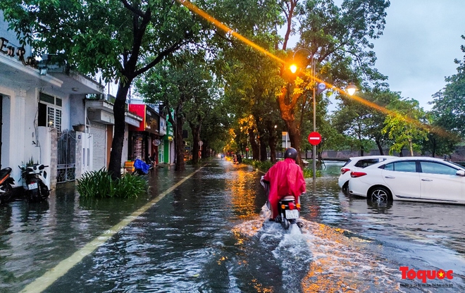 Khách Tây trải nghiệm đi thuyền giữa phố, người dân giăng lưới bắt cá bên Kinh thành Huế sau mưa - Ảnh 14.