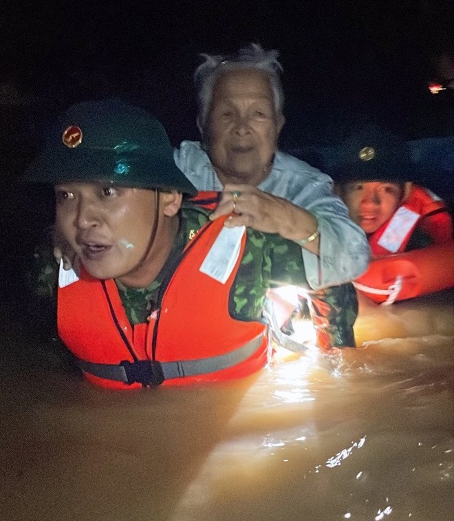 Clip, ảnh: Trắng đêm cứu người mắc kẹt trong biển nước ở Đà Nẵng - Ảnh 11.