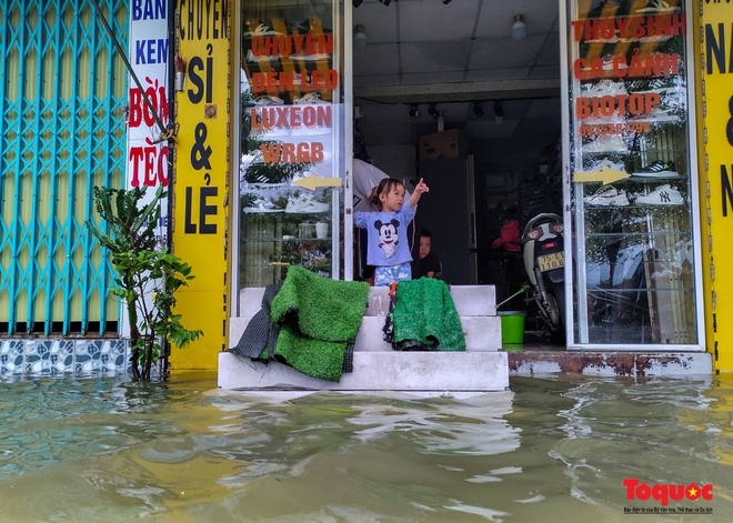 Khách Tây trải nghiệm đi thuyền giữa phố, người dân giăng lưới bắt cá bên Kinh thành Huế sau mưa - Ảnh 5.