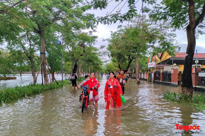 Khách Tây trải nghiệm đi thuyền giữa phố, người dân giăng lưới bắt cá bên Kinh thành Huế sau mưa - Ảnh 3.