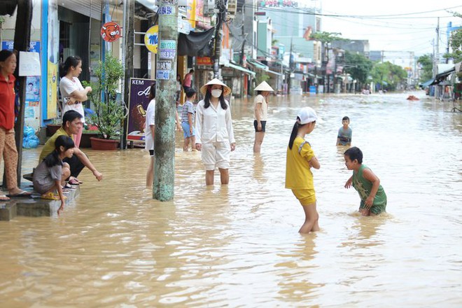 V&ugrave;ng rốn lũ Quảng Nam ngập s&acirc;u, 1 ch&aacute;u b&eacute; chết đuối - Ảnh 1.