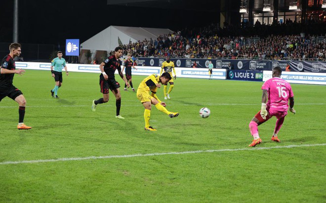  Đối thủ Pau FC bị phạt vì phản đối bàn thắng của Quang Hải - Ảnh 1.