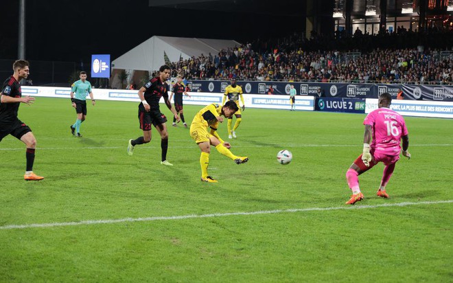  Đối thủ Pau FC bị phạt v&igrave; phản đối b&agrave;n thắng của Quang Hải - Ảnh 1.