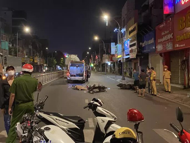 Hai xe m&aacute;y va quẹt ng&atilde; xuống đường, nam sinh vi&ecirc;n bị xe bồn c&aacute;n tử vong - Ảnh 1.