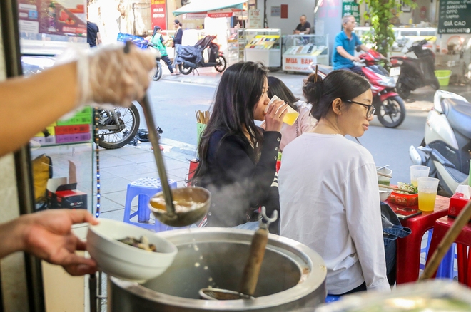 Hàng bún 35 năm, mỗi ngày bán hơn một tạ ốc ở phố cổ Hà Nội - Ảnh 6.