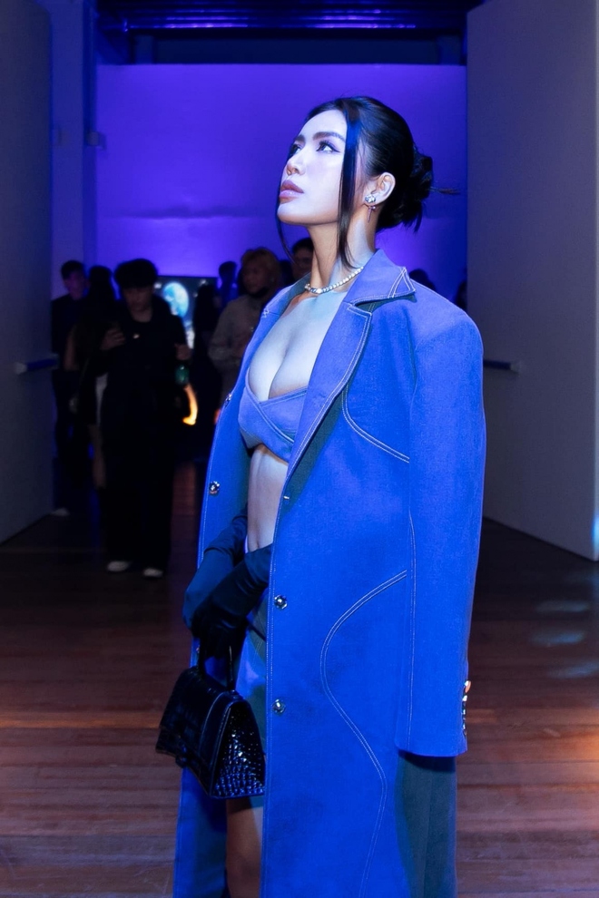 Si&ecirc;u mẫu Minh T&uacute; diện đồ denim khoe body n&oacute;ng bỏng trong bộ ảnh mới - Ảnh 7.
