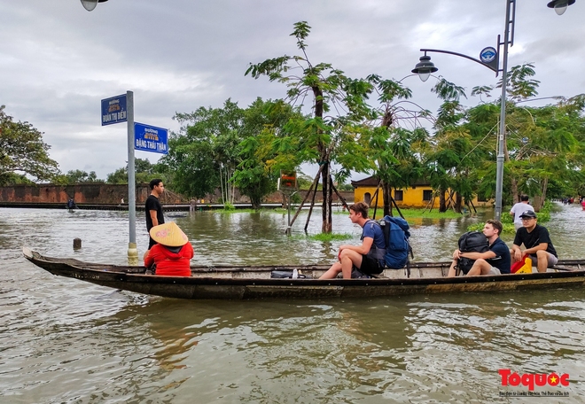 Khách Tây trải nghiệm đi thuyền giữa phố, người dân giăng lưới bắt cá bên Kinh thành Huế sau mưa - Ảnh 11.