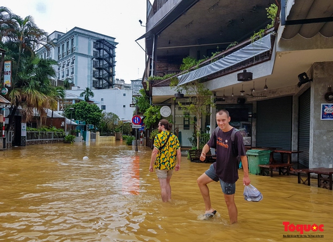 Kh&aacute;ch T&acirc;y trải nghiệm đi thuyền giữa phố, người d&acirc;n giăng lưới bắt c&aacute; b&ecirc;n Kinh th&agrave;nh Huế sau mưa - Ảnh 10.