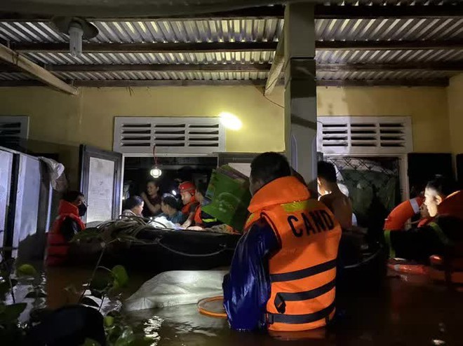 Thừa Thiên - Huế: Trên 11.200 nhà bị ngập, thủy điện tăng lưu lượng xả lũ - Ảnh 1.