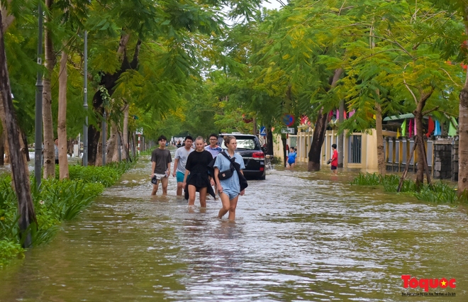 Khách Tây trải nghiệm đi thuyền giữa phố, người dân giăng lưới bắt cá bên Kinh thành Huế sau mưa - Ảnh 8.