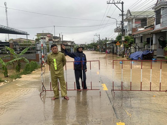 V&ugrave;ng rốn lũ Quảng Nam ngập s&acirc;u, 1 ch&aacute;u b&eacute; chết đuối - Ảnh 8.