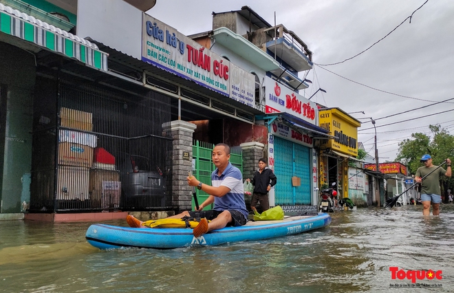 Khách Tây trải nghiệm đi thuyền giữa phố, người dân giăng lưới bắt cá bên Kinh thành Huế sau mưa - Ảnh 7.