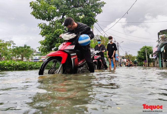 Khách Tây trải nghiệm đi thuyền giữa phố, người dân giăng lưới bắt cá bên Kinh thành Huế sau mưa - Ảnh 6.