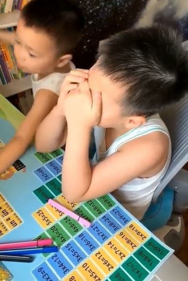 Cậu bé xung phong dạy em học Toán bỗng gào khóc nức nở sau 10 phút - Ảnh 4.