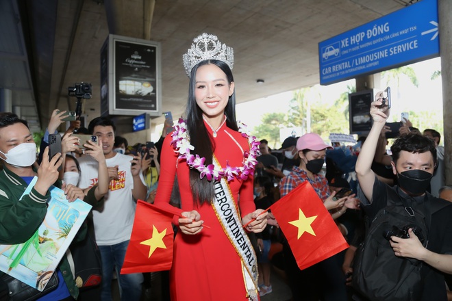 Bảo Ngọc về nước sau đăng quang Hoa hậu Liên lục địa: Người hâm mộ vây kín, Mai Phương và Minh Triệu ra đón - Ảnh 3.
