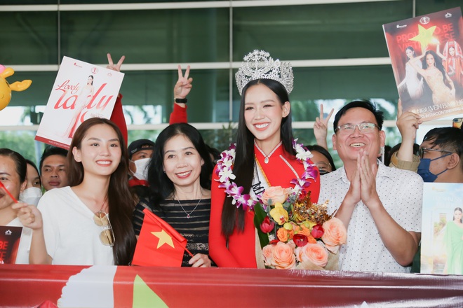 Bảo Ngọc về nước sau đăng quang Hoa hậu Liên lục địa: Người hâm mộ vây kín, Mai Phương và Minh Triệu ra đón - Ảnh 5.