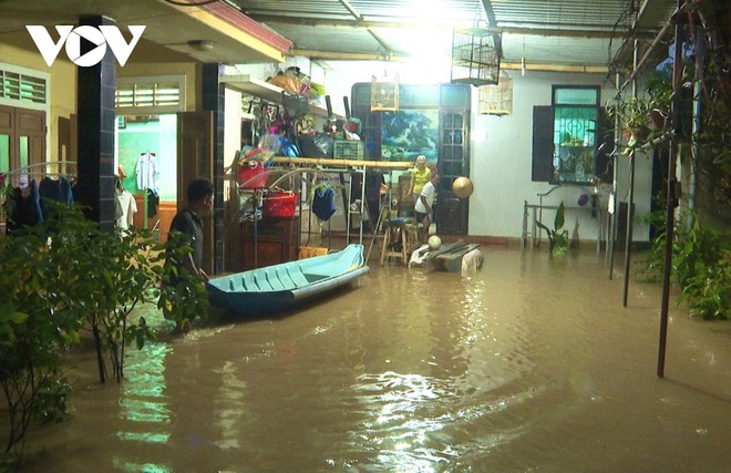 Nước s&ocirc;ng Kiến Giang l&ecirc;n nhanh, cả l&agrave;ng &ocirc;m đồ chạy lũ trong đ&ecirc;m - Ảnh 5.