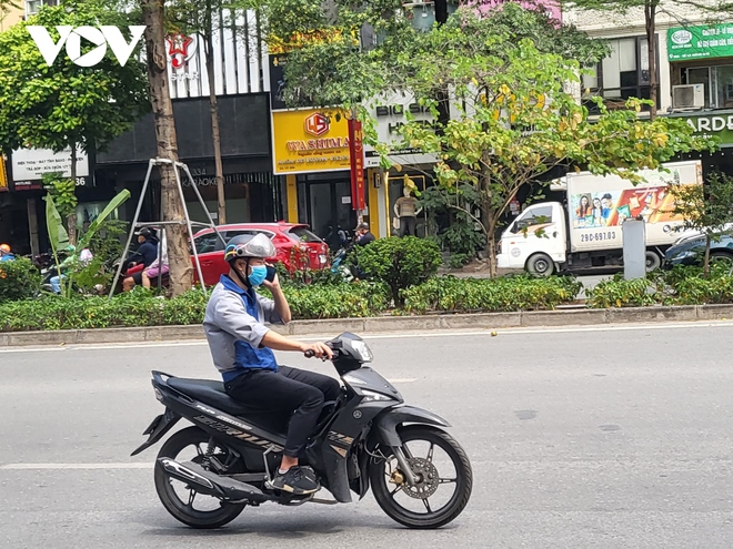 Nhan nhản tài xế sử dụng điện thoại khi lái xe, gây nguy hiểm cho người đi đường - Ảnh 3.