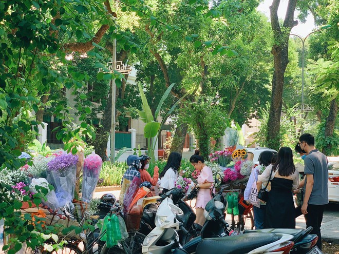 Choáng ngợp khung cảnh người người đổ về phố Phan Đình Phùng để chụp ảnh, săn nắng thu thơ mộng - Ảnh 5.