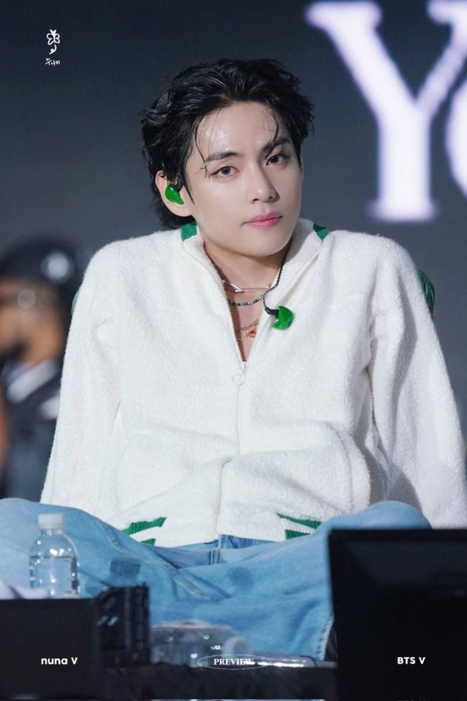 Concert miễn ph&iacute; của BTS: 49 triệu người xem trực tuyến, V g&acirc;y sốt khi để lộ vai trần quyến rũ - Ảnh 9.