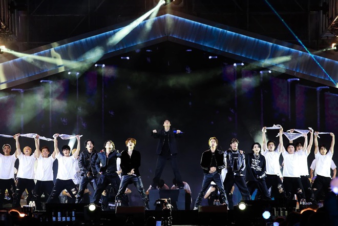 Concert miễn ph&iacute; của BTS: 49 triệu người xem trực tuyến, V g&acirc;y sốt khi để lộ vai trần quyến rũ - Ảnh 7.