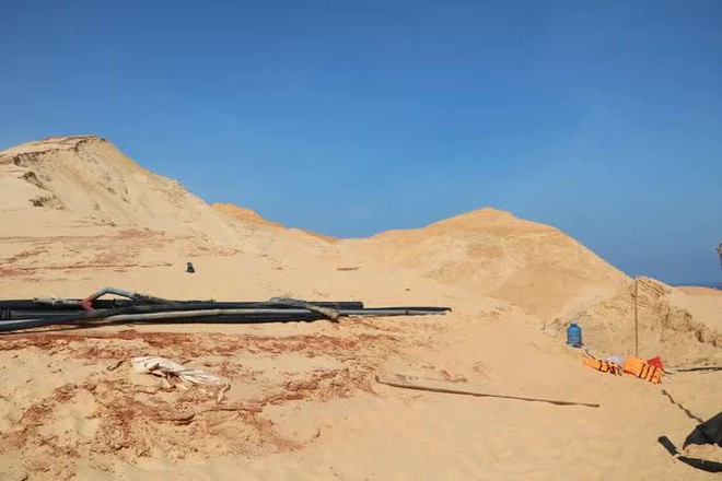 Hiện trường vụ sập mỏ titan khiến 1 người chết, 3 người chưa t&igrave;m thấy - Ảnh 3.