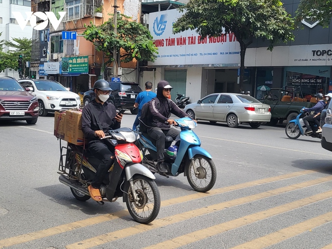 Nhan nhản tài xế sử dụng điện thoại khi lái xe, gây nguy hiểm cho người đi đường - Ảnh 9.