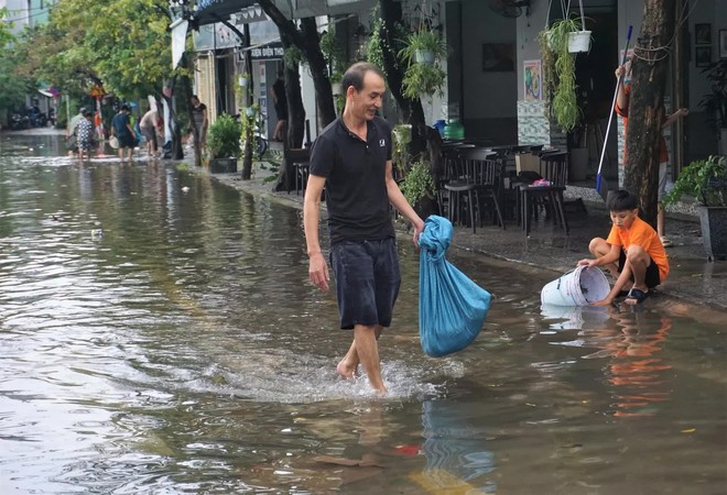 Người dân Đà Nẵng rủ nhau bắt cá trên đường phố sau mưa - Ảnh 2.