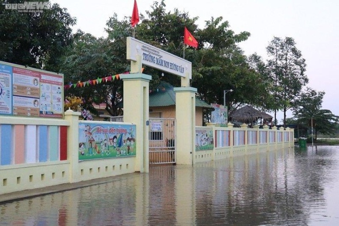 Hơn 200 ngôi trường ở Thừa Thiên - Huế vẫn ngập sau trận lụt lịch sử - Ảnh 2.