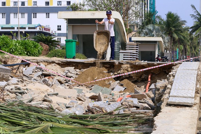 Bờ biển Đà Nẵng sụt lún, tan hoang sau trận mưa lụt lịch sử - Ảnh 19.