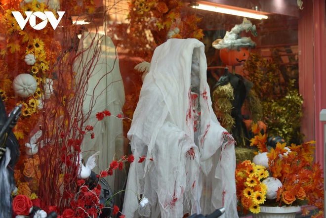 Phố Hàng Mã ngập tràn đồ hóa trang kinh dị trước thềm Halloween - Ảnh 3.