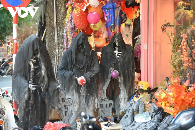Phố Hàng Mã ngập tràn đồ hóa trang kinh dị trước thềm Halloween - Ảnh 2.