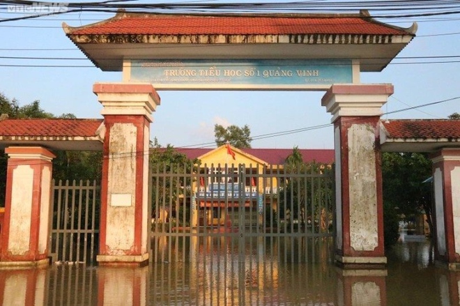 Hơn 200 ngôi trường ở Thừa Thiên - Huế vẫn ngập sau trận lụt lịch sử - Ảnh 1.