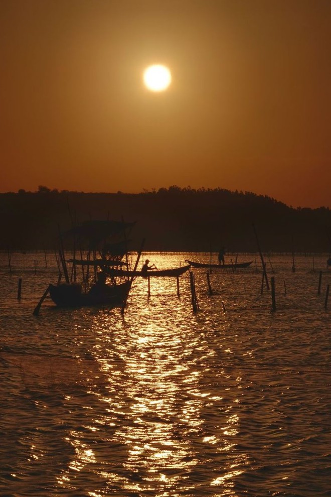 Kh&aacute;m ph&aacute; n&eacute;t đẹp d&acirc;n d&atilde; m&agrave; n&ecirc;n thơ của những đầm, ph&aacute; tại ven biển miền Trung - Ảnh 9.