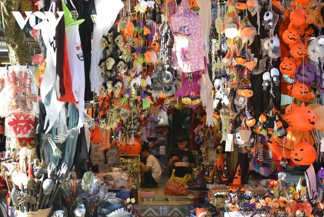 Phố Hàng Mã ngập tràn đồ hóa trang kinh dị trước thềm Halloween - Ảnh 10.