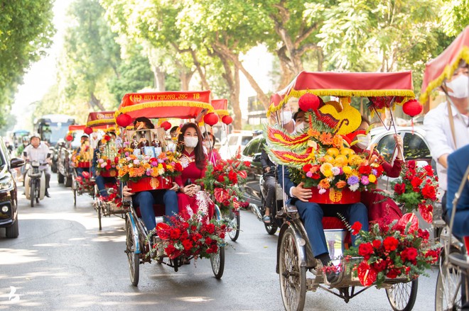 Hoa hậu Mỹ Linh rạng rỡ trong lễ ăn hỏi, chú rể Đỗ Vinh Quang đi xích lô đón dâu - Ảnh 9.