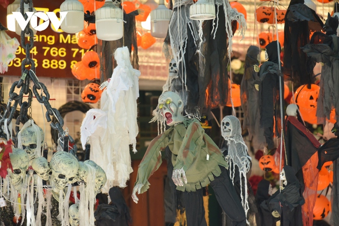 Phố Hàng Mã ngập tràn đồ hóa trang kinh dị trước thềm Halloween - Ảnh 8.