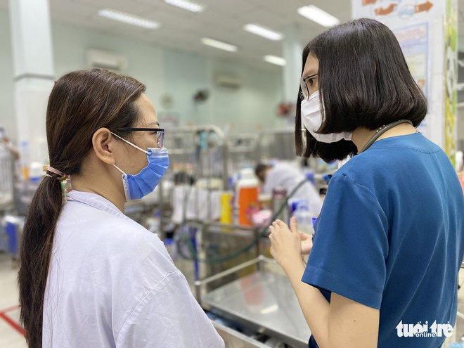 Bệnh nhi mắc bệnh h&ocirc; hấp tăng mạnh ở TP.HCM, b&aacute;c sĩ xuy&ecirc;n đ&ecirc;m cứu chữa - Ảnh 4.
